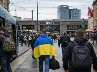 Осень в Осло уличная сцена с трамваем
